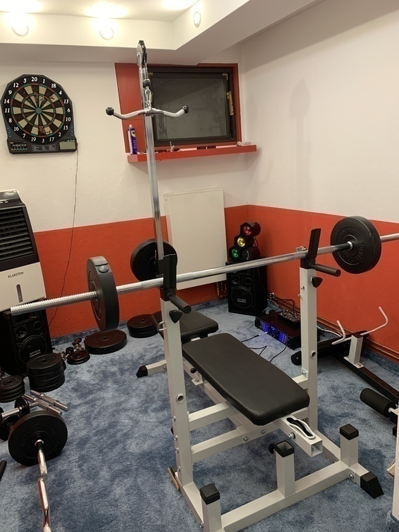 Fitnessbereich im Keller/GYM in the basement