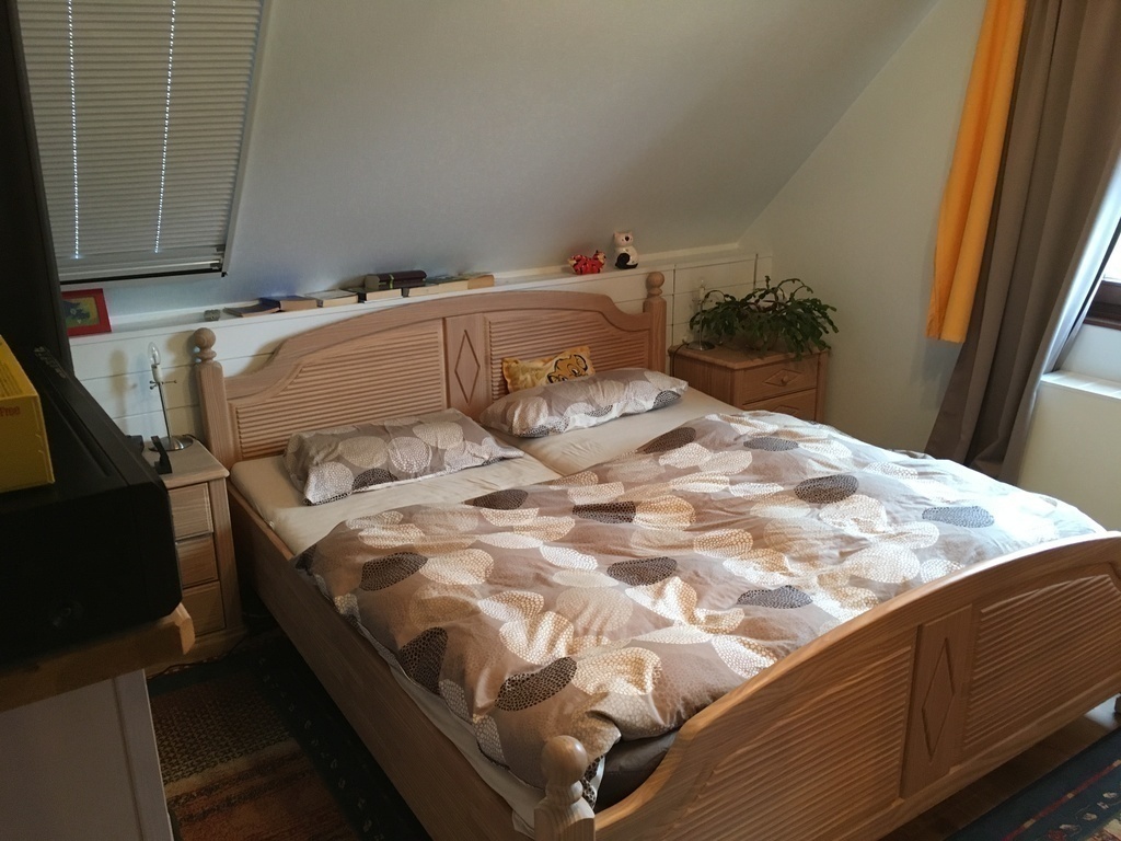 Schlafzimmer mit Doppelbett/Sleeping room with kingsize bed