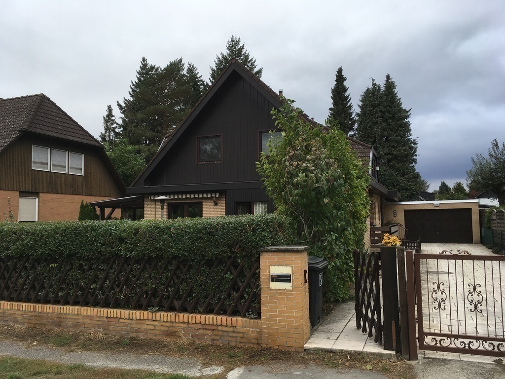 Gepflegtes Einfamilienhaus in ruhiger Lage von Berlin (15 km zum Zentrum)/Well-tended family house 15 km from the town centre