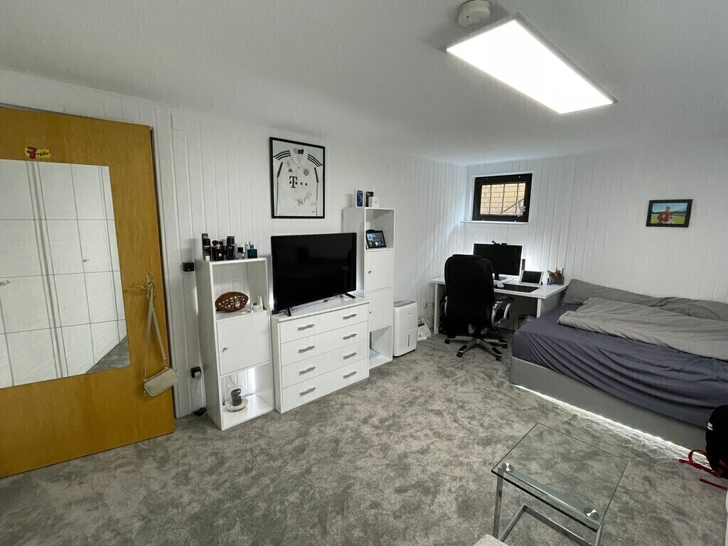 Jugendraum im Keller mit Doppelbett und Schlafcouch/Teenager's room in the basement w. double bed and sofa bed (both queensize)