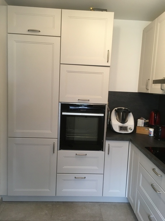 Küche mit Backofen, Thermomix und Kühlschrank/Kitchen with oven, Thermomix and fridge