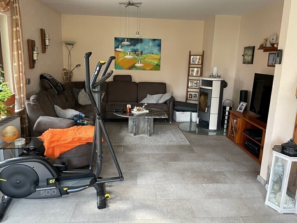 Wohnzimmer mit Stepper, TV, Ofen/Living room with stepper, TV, stove