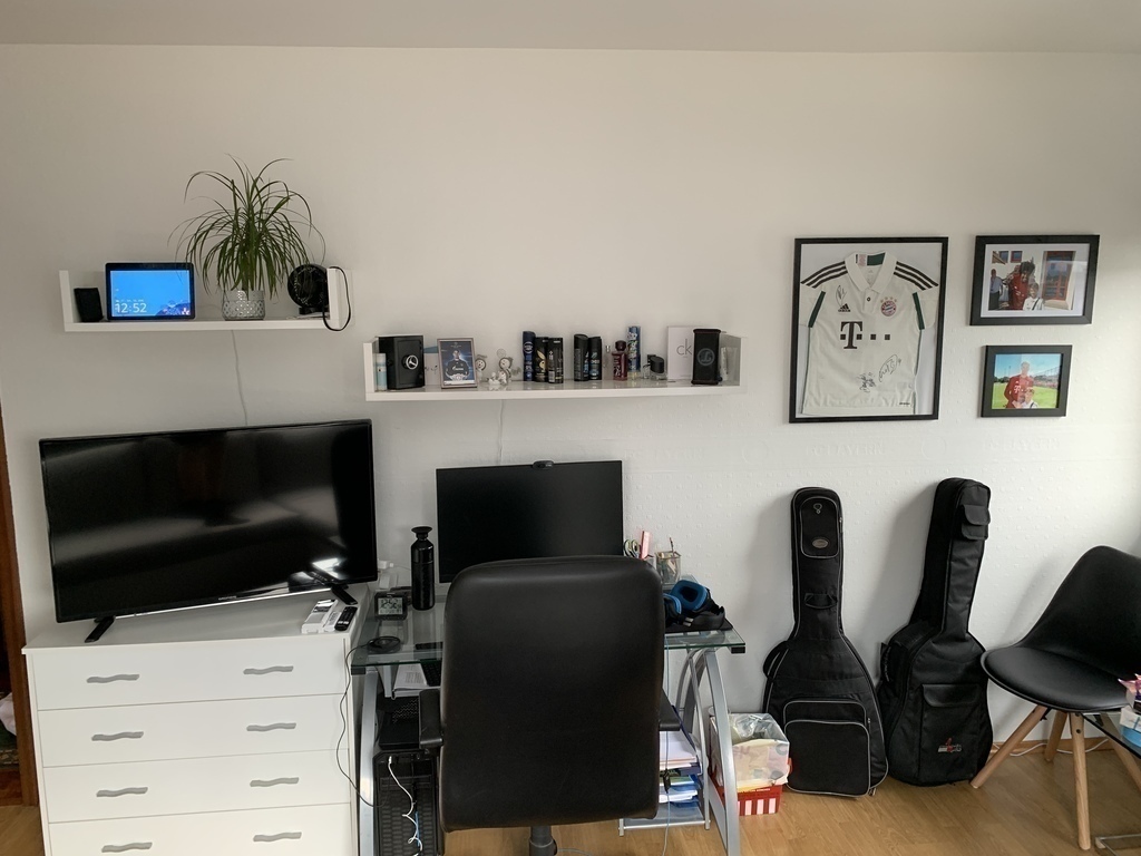 Jugendzimmer mit Spiele-PC/Youth room with gamer's pc