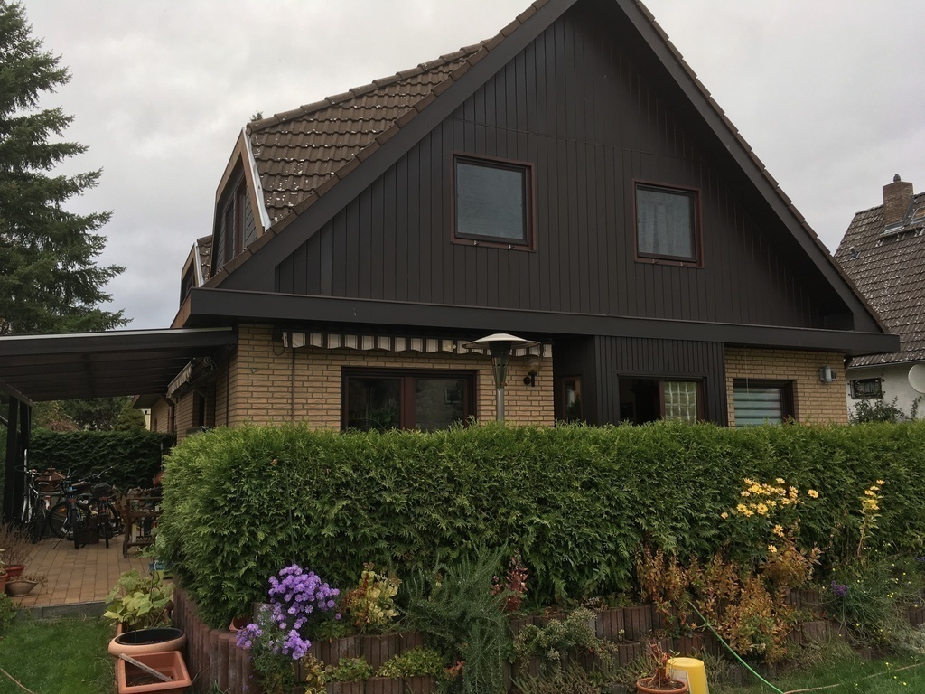Frontansicht auf Haus, Terrasse und Garten/View to house, patio and garden