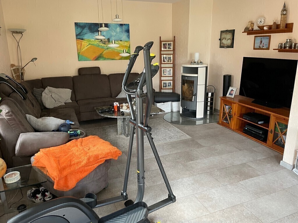 Wohnzimmer mit Stepper, TV, Ofen/Living room with stepper, TV, stove