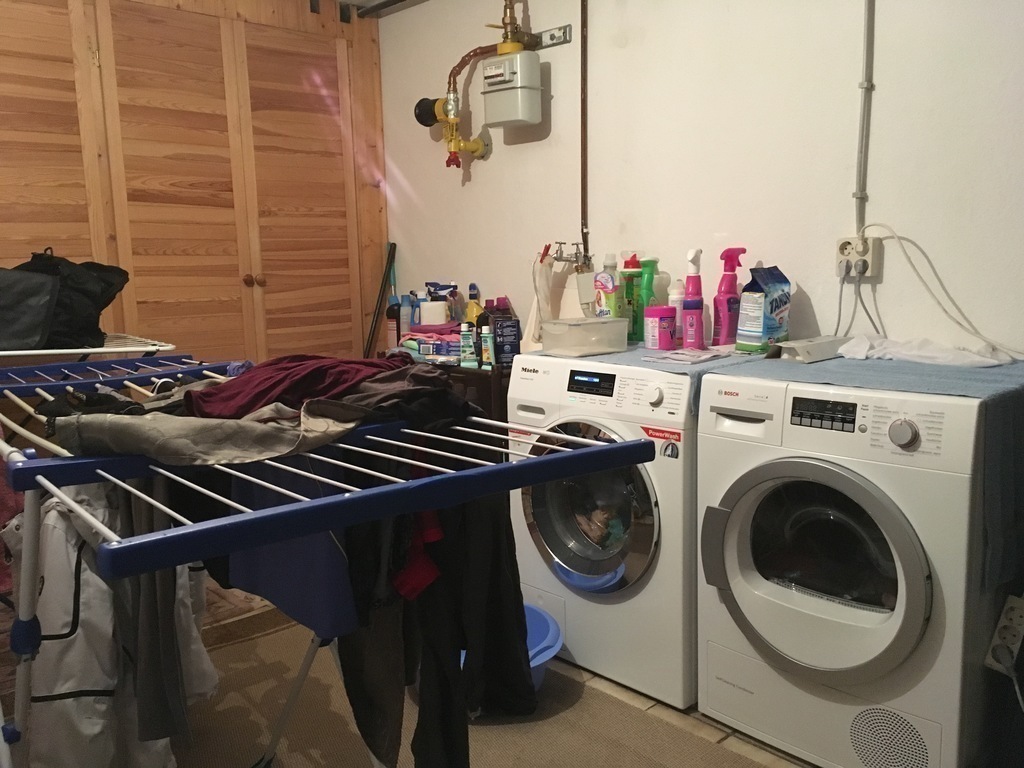 Waschraum im Keller mit Waschmaschine und Trockner/Washroom in the basement with washer and dryer