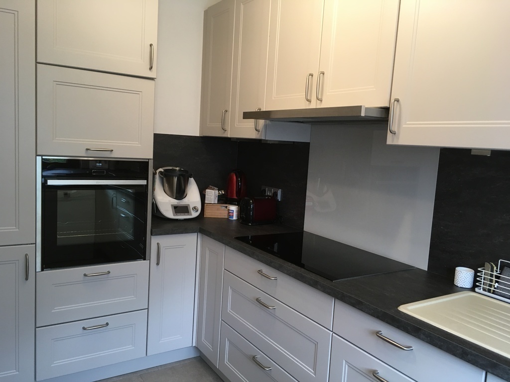 Küche mit Backofen und Induktionskochfeld/Kitchen with oven and induction cooker