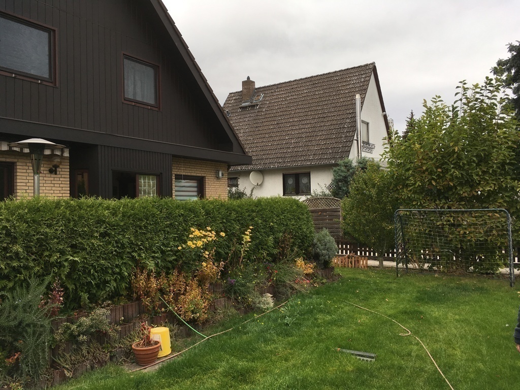 Garten mit Fußballtoren; Terrasse/Garden with football goals; patio