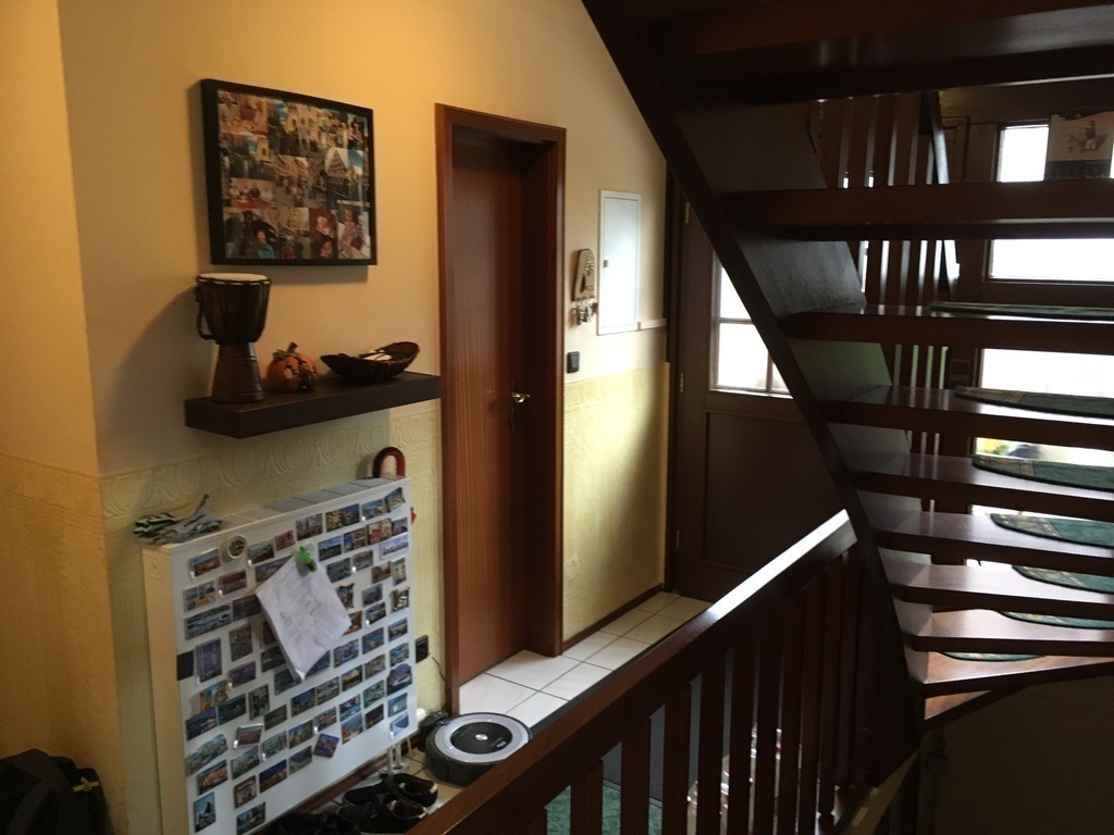 Treppenhaus und Eingang zum Gäste-WC mit Dusche/Staircase with entrance to guest toilet with shower