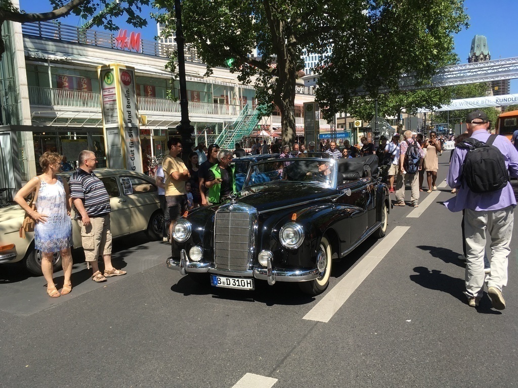 Kurfürstendamm (mit Oldtimer-Treffen) (14 km)/Kurfürstendam (here meeting of vintage cars) (14 km)