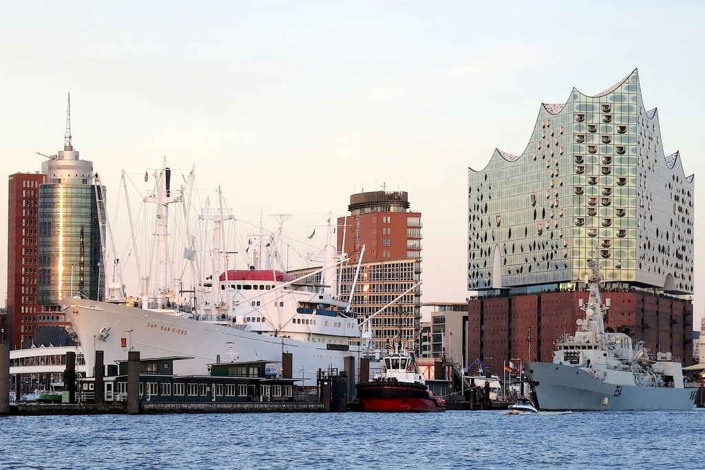 Elbphilharmonie und Cap San Diego