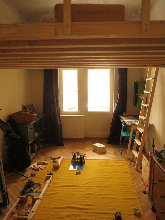 children´s room with high plateau