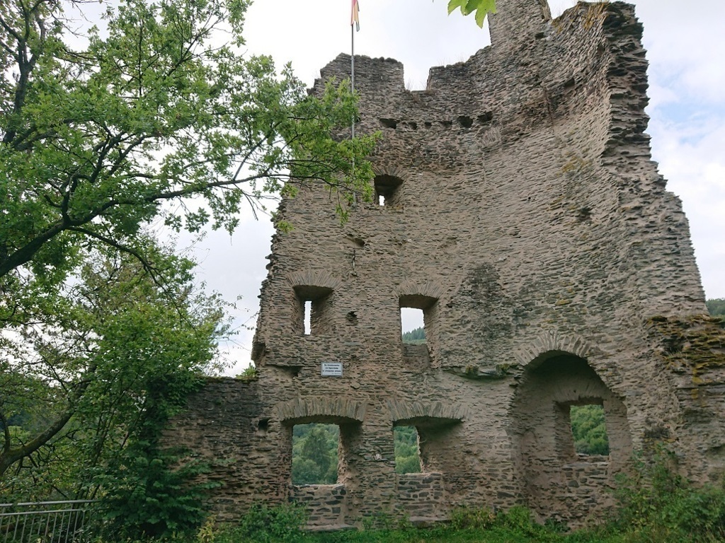"Burg Sommerau", 9 km away.