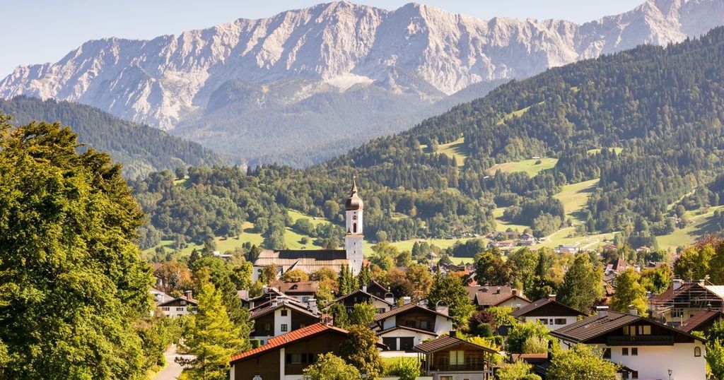 If you love hiking: The Alps (here: Garmisch-Patenkirchen) are only an hour away