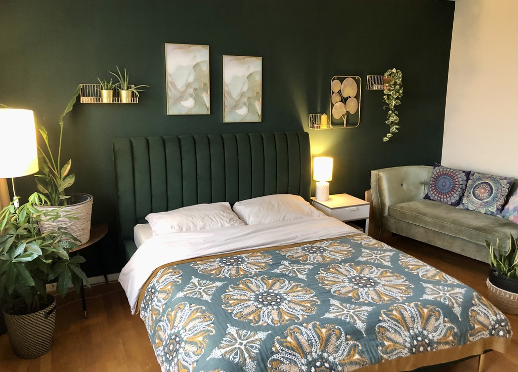 Parent's bedroom with a 160x200cm bed