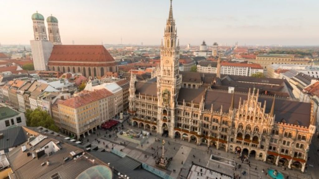 Marienplatz and Frauenkirche, view from St. Peter, 20 min by foot
