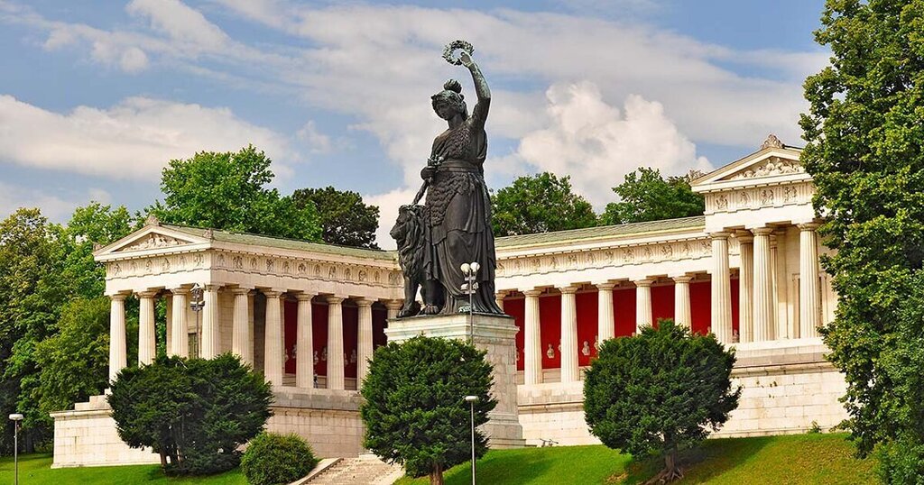 Statue Bavaria on Theresienwiese, 10 min by foot