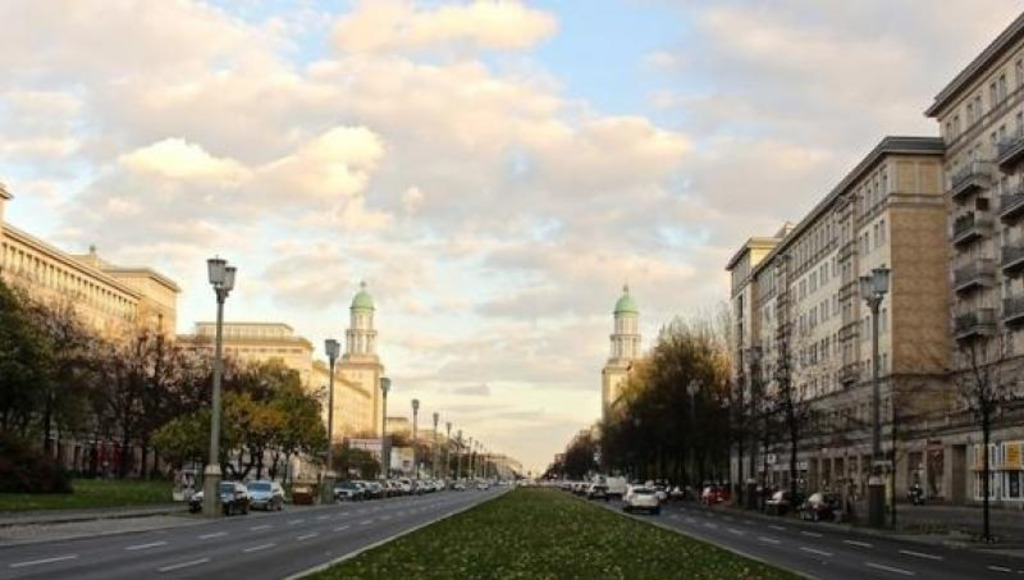 Boulevard Karl-Marx-Allee (2 min. walking)
