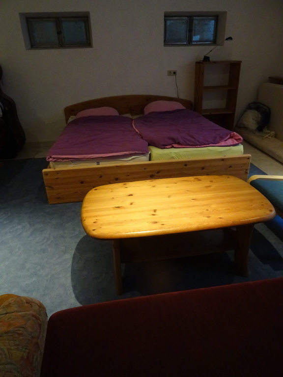 ... großem (2x2m) Doppelbett ...