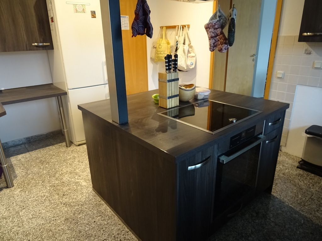 großzügige Küche mit Kochinsel