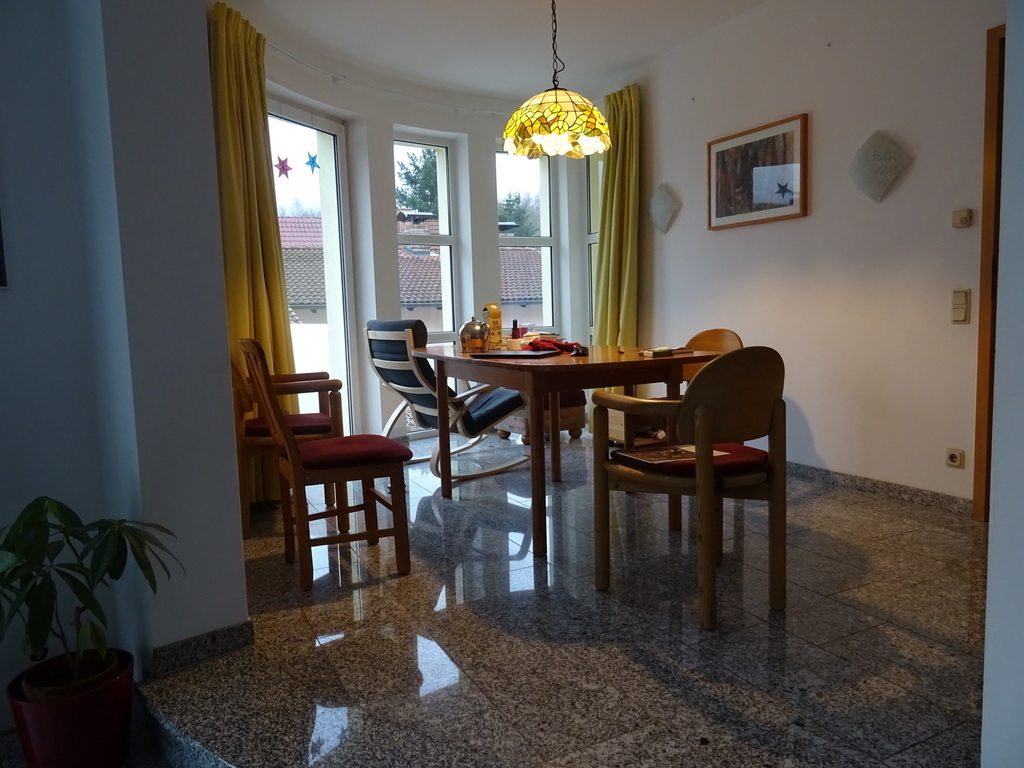 Blick vom Wohnzimmer in den Essbereich mit Ausgang zum kleineren Terrassenteil