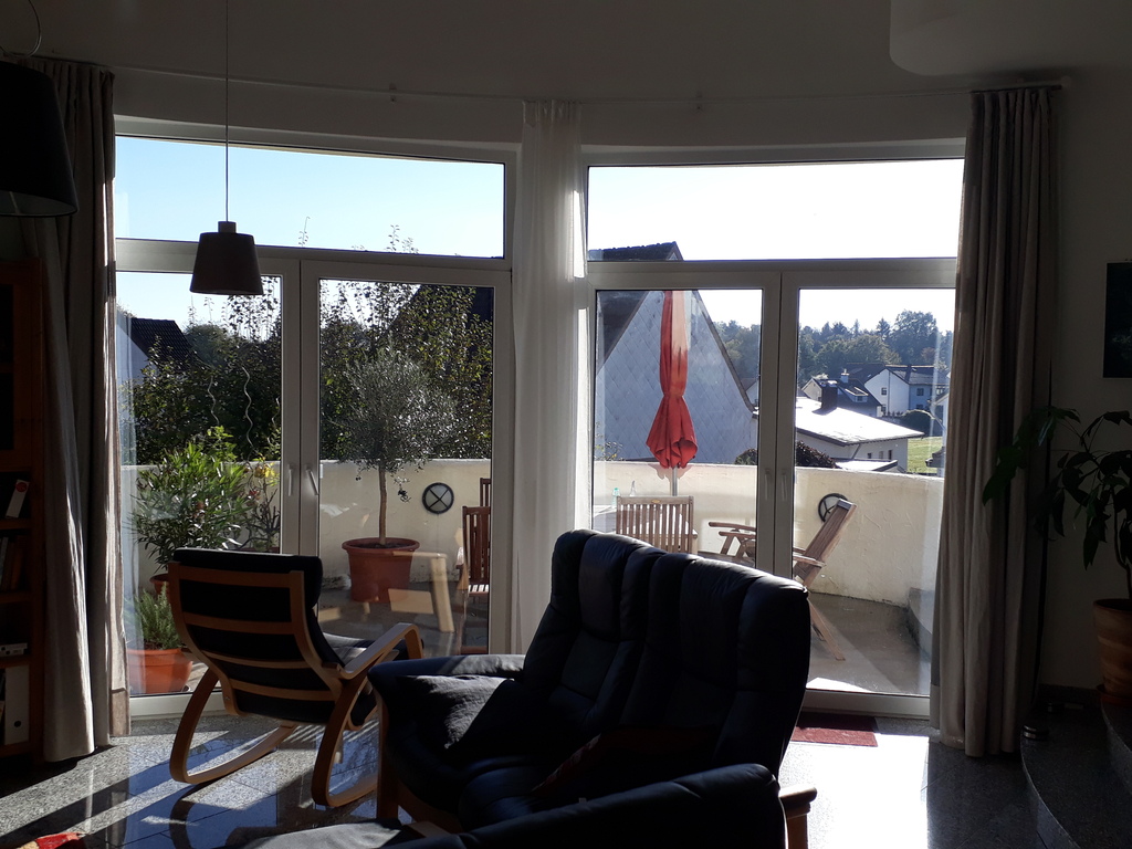 Blick aus dem Wohnzimmer zur Terrasse