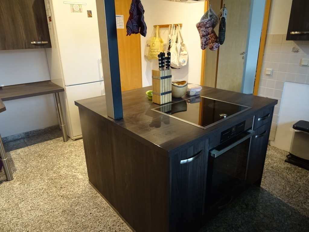 großzügige Küche mit Kochinsel