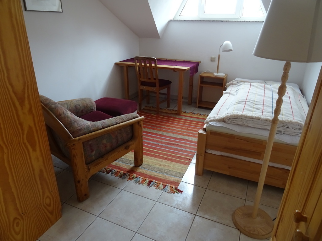 2. Gästezimmer. Das Bett ist ein Stapelbett und kann auseinandergestellt werden (dann zwei niedrige Betten).