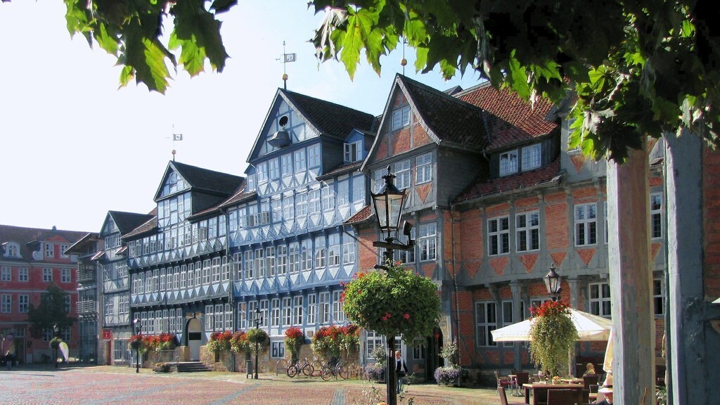 Marketplace in the city centre (5 min. walk)