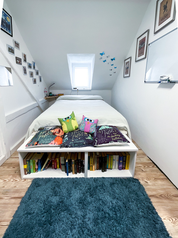 bedroom with a queen-size bed