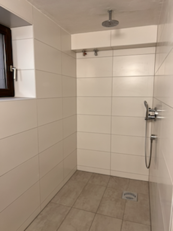 Separate Dusche im Souterrain