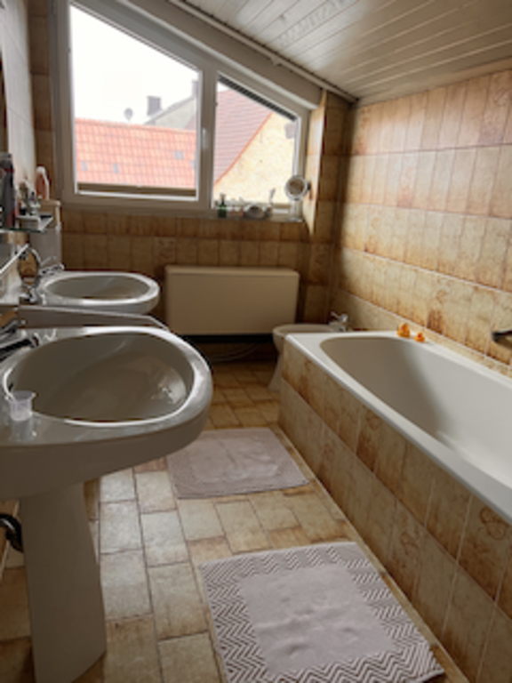 BAD mit Badewanne und Dusche