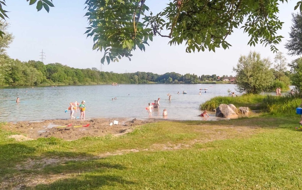 more than 10 bathing lakes in a 15 min range (admission free)