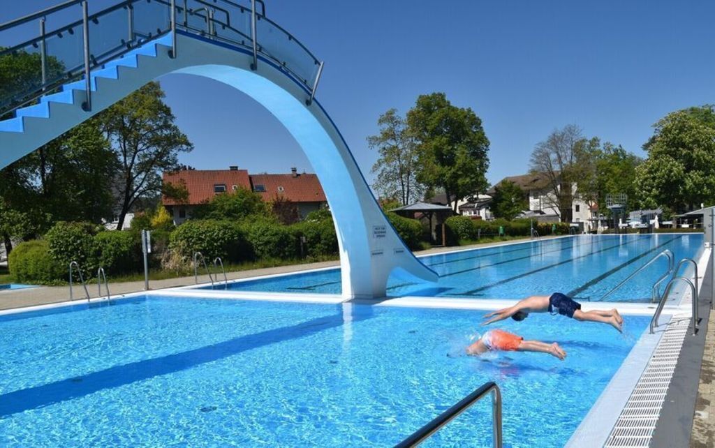 Public swimming 10 min away