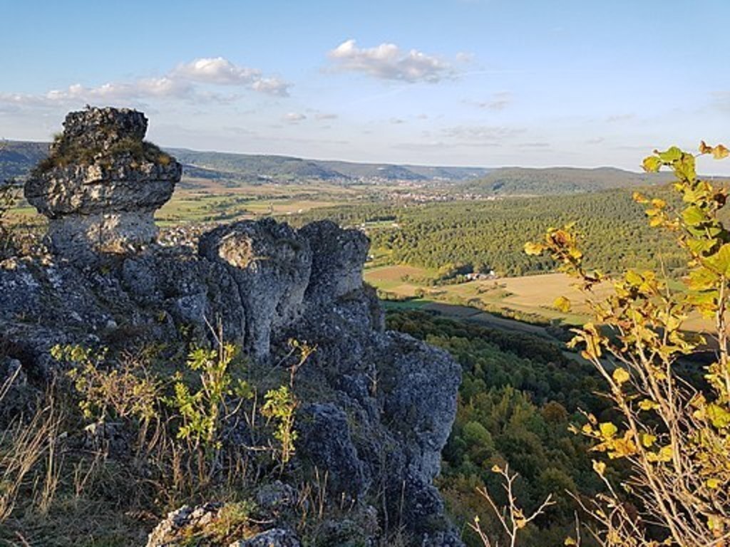Franconian Switzerland as seen from the Walberla; Jacksaw4388, CC BY-SA 4.0 <https://creativecommons.org/licenses/by-sa/4.0>, vi