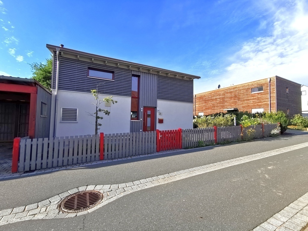 Haus Vorderansicht Nordseite - House entrance view from the street facing north - Entrée de la maison- côté nord