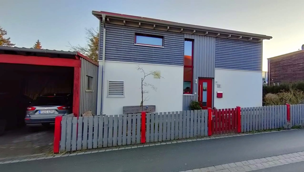Haus Vorderansicht Nordseite - House entrance view from the street facing north - Entrée de la maison- côté nord