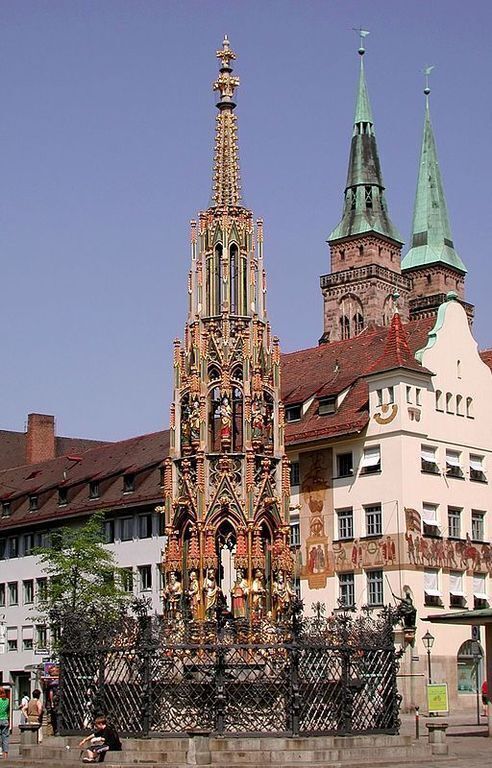 Nuremberg; market place with beautiful fountain; jailbird, CC BY-SA 2.0 DE <https://creativecommons.org/licenses/by-sa/2.0/de/de