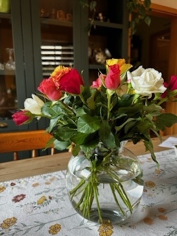 Esstisch mit Blumen / table with flowers