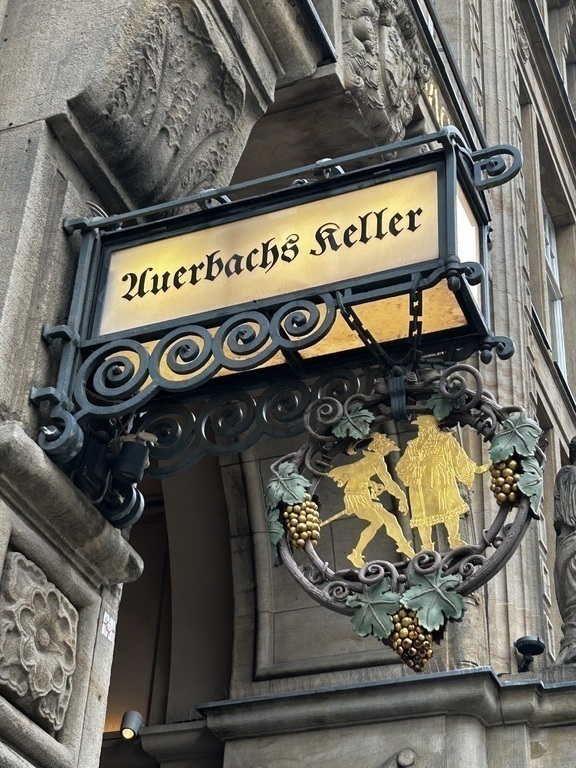 Auerbachs Keller in Leipzig ( aus Goethes Faust)/ Auerbach‘s cellar in Leipzig from Goethe‘s „Faust“
