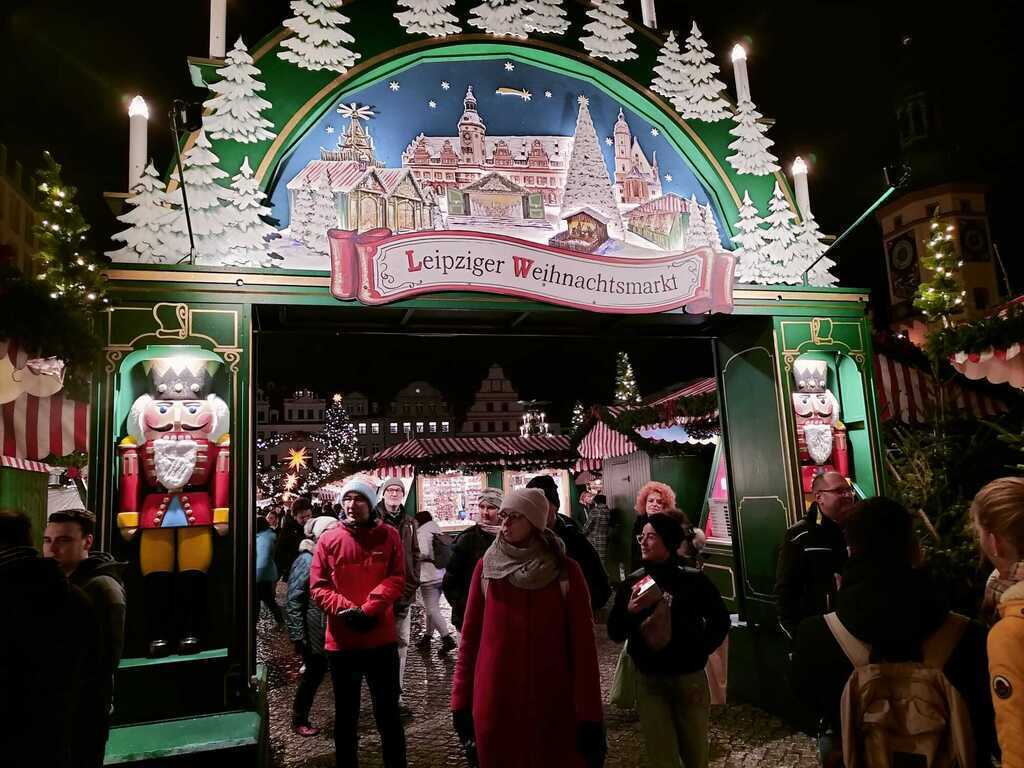 Weihnachtsmarkt Leipzig Eingang/ Christmas market Leipzig entrance🌟