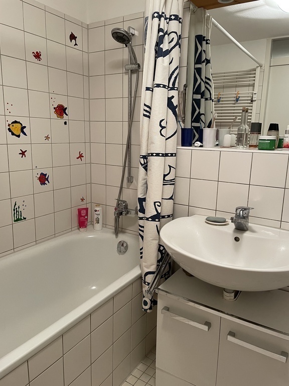 Bad mit Badewanne/Dusche
