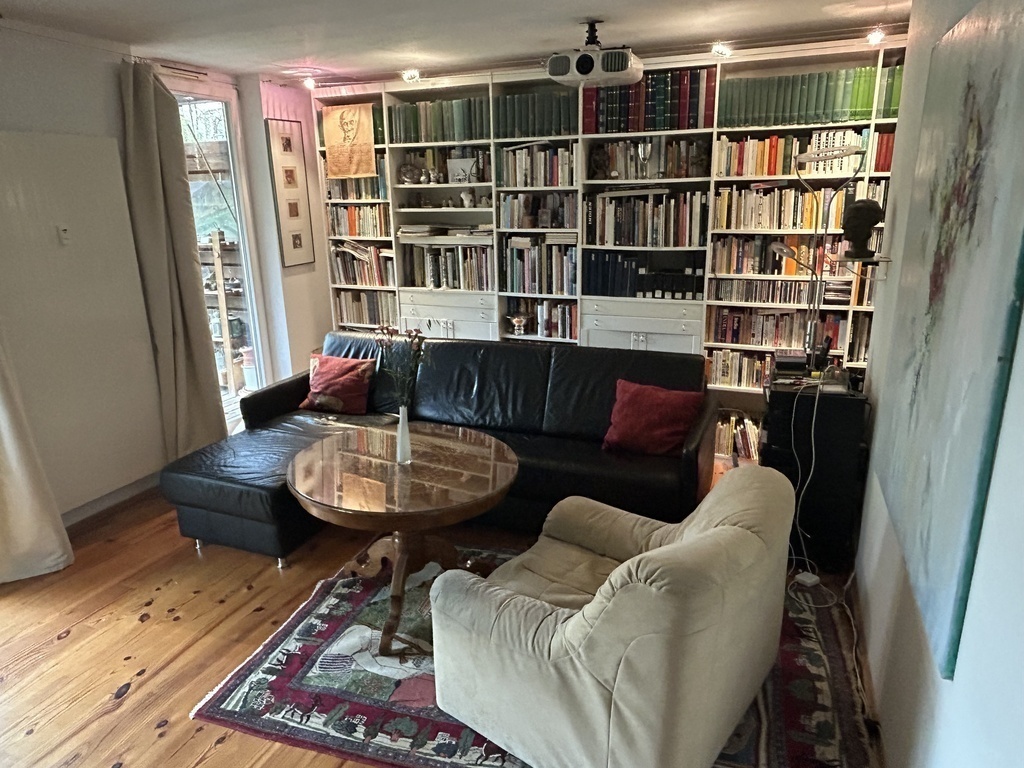 Das Wohnzimmer/Schlafraum mit ausziehbarer, bequemer Schlafcoach für 1 bis 2 Personen