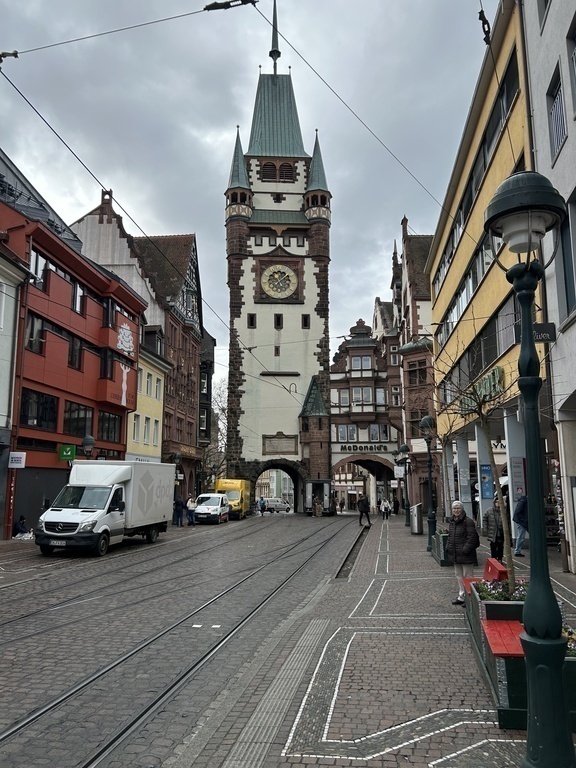Das Martinstor in der Freiburger Innenstadt - 10 min. von unserer Wohnung entfernt (mit dem Fahrrad oder der Straßenbahn)