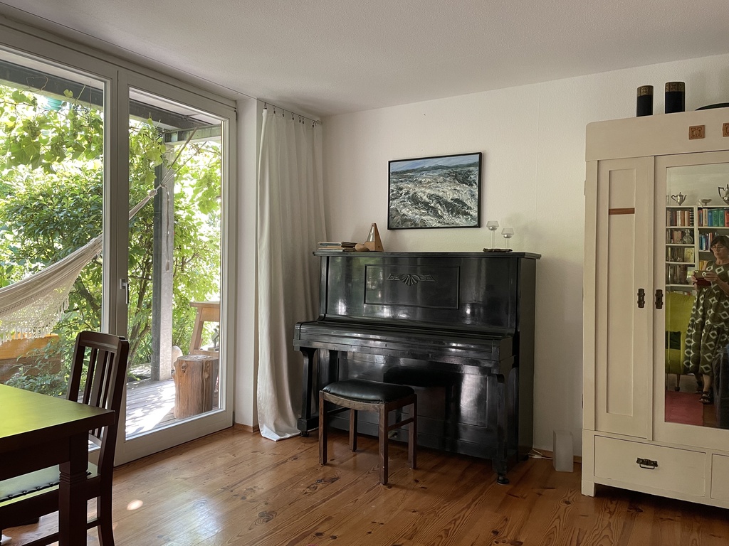 Das 2. Wohnzimmer mit Klavier