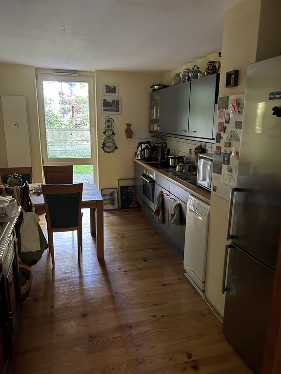 Küche: 4 Ceranfeld-Herdplatten, Backofen, Kühlschrank, Gefrierschrank, Geschirrspüler, Mikrowelle, Esstisch etc.