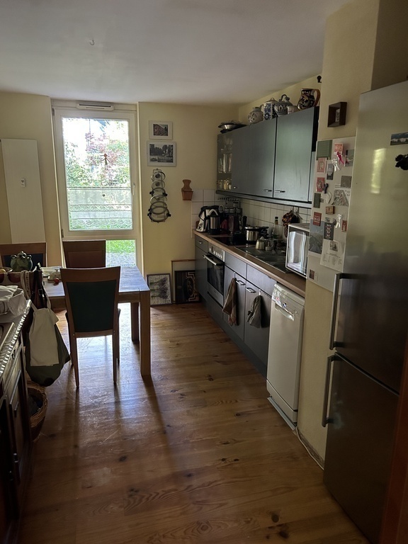 Küche: 4 Ceranfeld-Herdplatten, Backofen, Kühlschrank, Gefrierschrank, Geschirrspüler, Mikrowelle, Esstisch etc.