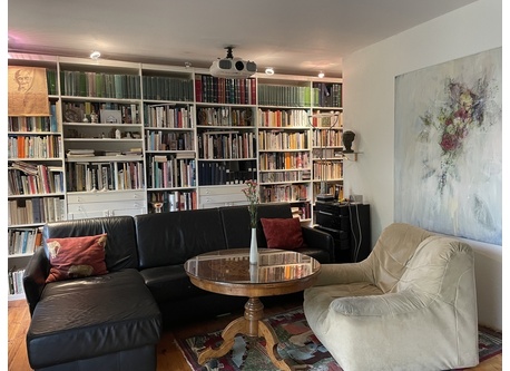 Das Wohnzimmer/Schlafraum mit ausziehbarer Schlafcoach für 1 bis 2 Personen