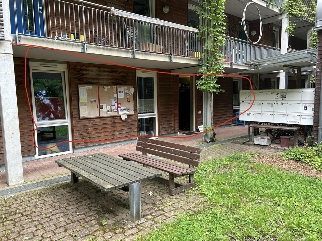 Der Eingangsbereich: Links Schlafzimmer; Mitte Küche; Rechts die Eingangstür