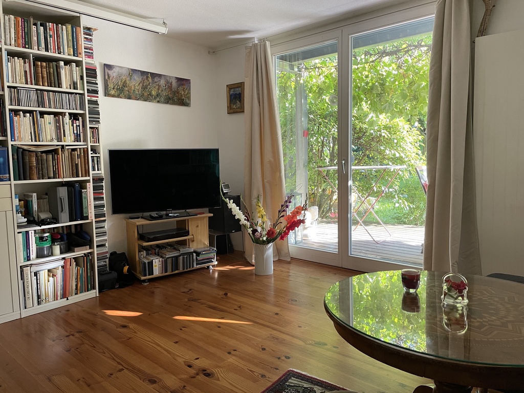 Wohnzimmer mit Tür zur Terrasse, Südseite